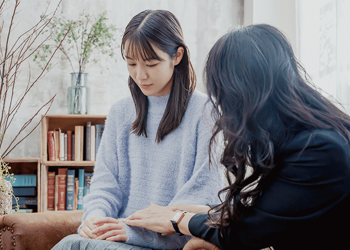 励まされるも納得できない表情の女性|誰にも相談できず孤独に耐えながら、心の痛みと向き合う|人生再生サポート