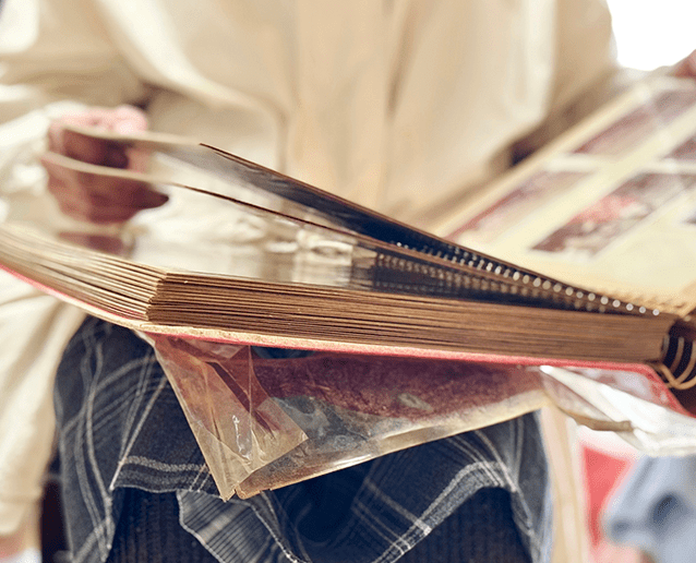 アルバムを開く手元|過去の経験や成功、得意分野、好きだったことを振り返り、自分の可能性に気づく瞬間|人生再生・復活コーチング