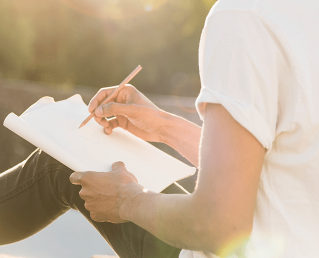 ノートに書き込む手元|自分の強みや価値観を整理し、現実的な目標を設定して未来への一歩を踏み出す|復活プログラム