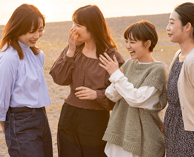 人々の輪に思い切って入る女性|立て直した心と目標を行動に移し、小さな成功を積み重ねて自信を取り戻す|人生再生サポート